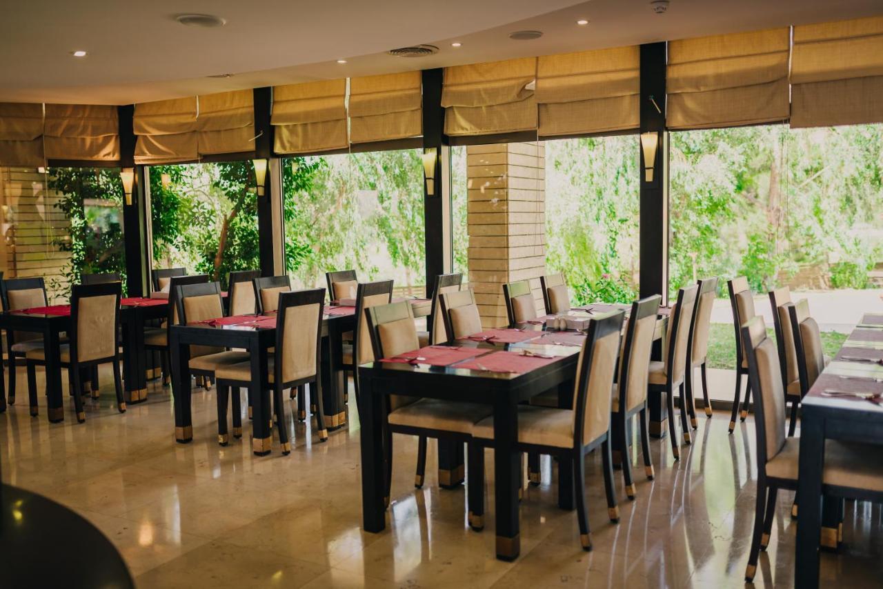 Ashur Hotel Dukhan Екстериор снимка